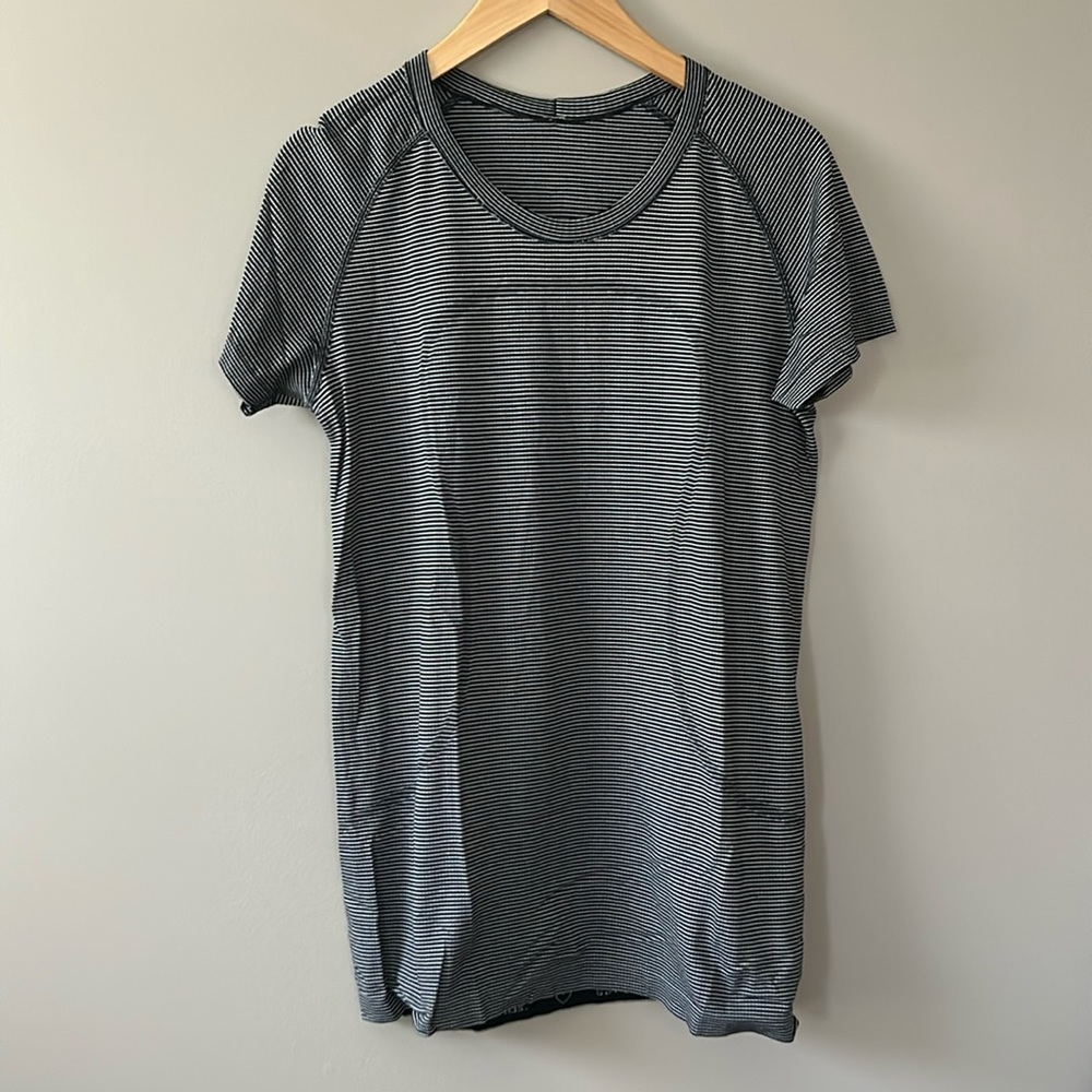 Lululemon Swiftly SS Sz 12 Black/White‎ Stripe VEUC